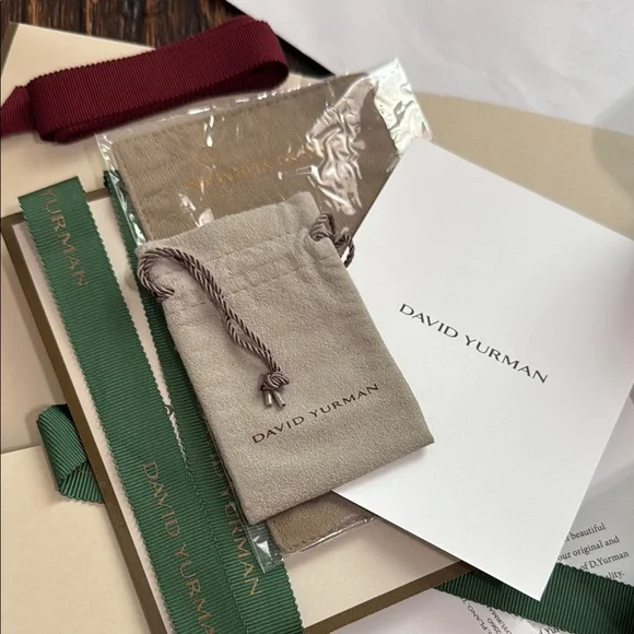 David Yurman Luxury Packaging Collection in Cream and Black - Picture 5 of 6